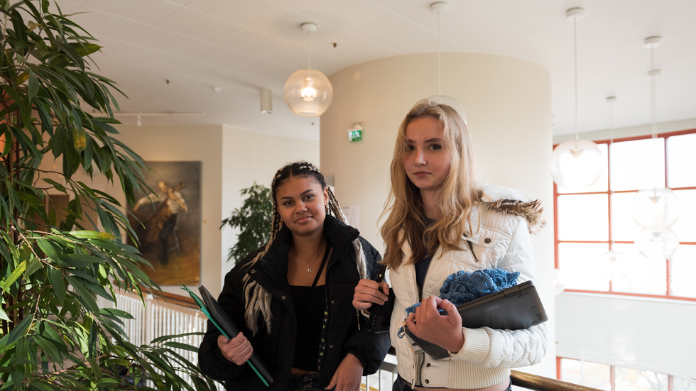 "Man vill ju inte bli gängkriminell efter att ha sett den. Här ser man verkligen hur det är", säger Elma Strauss om föreställningen. Till vänster står vännen Halli Ostrovska.