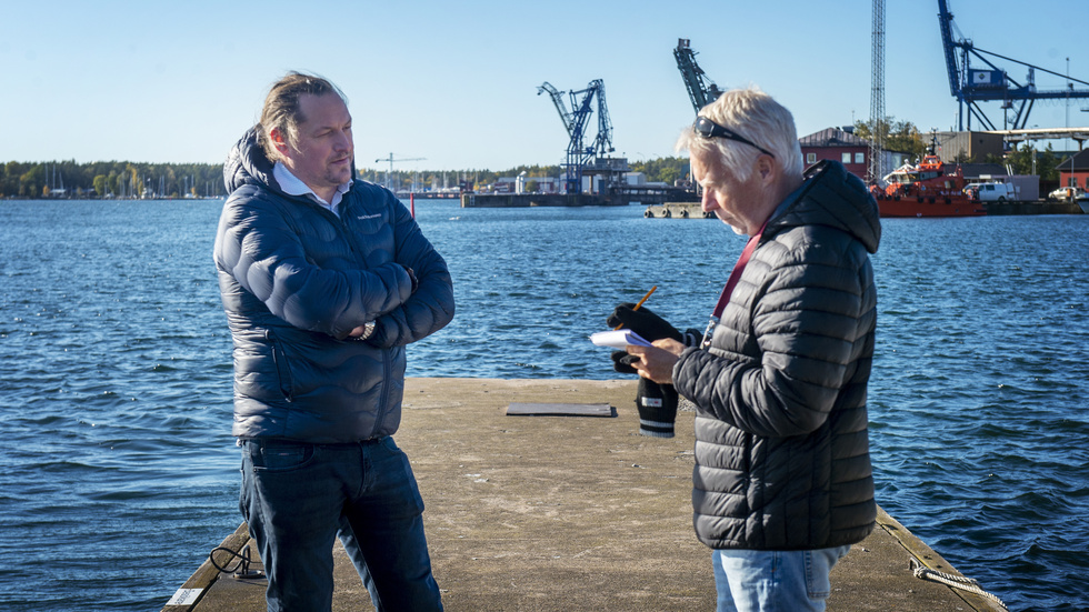 Staffan Thelander Oxelösund hamns vd intervjuas av SN:s Tommy Kägo. "Beklagligt" säger Staffan Thelander om kommunernas nej till vindkraftsparken.