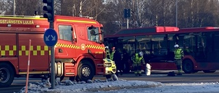 Trafikolycka med buss och personbil i Luleå