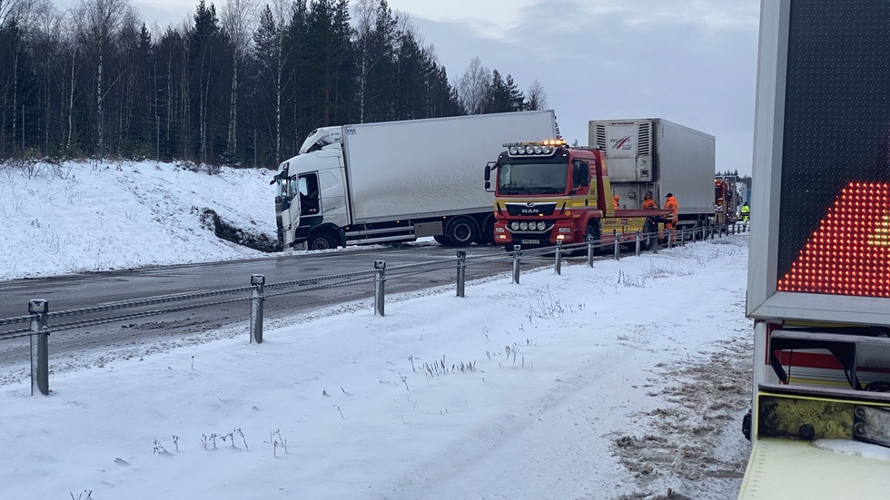 En lastbil blockerade tidigare vägen på E18 i riktning mot Enköping.