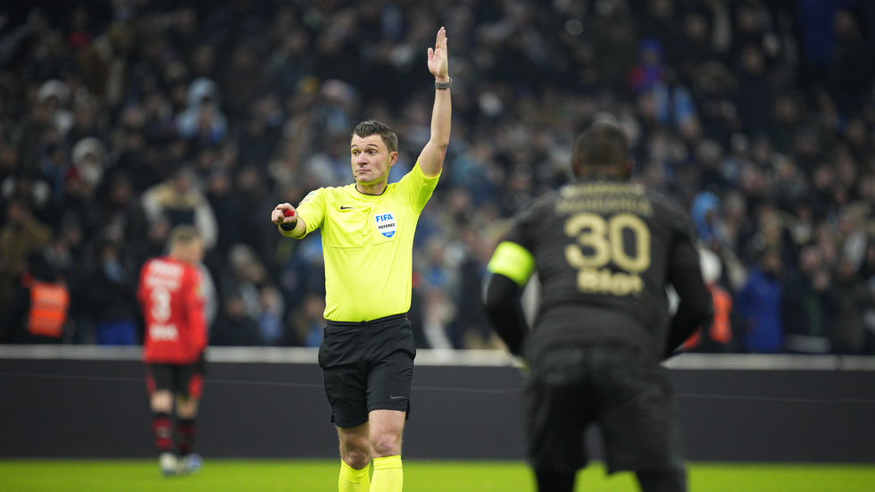 Domaren Willy Delajod underkänner ett mål efter en VAR-koll. Bilden är från söndagens franska ligamatch mellan Marseille och Rennes.