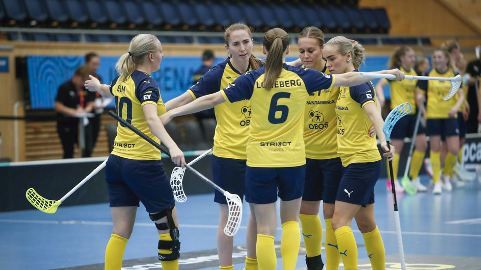 Sverige krossade Polen i VM med hela 25–1. Emelie Wibron, tvåa från vänster, är nu VM:s bäste poänggörare genom tiderna.