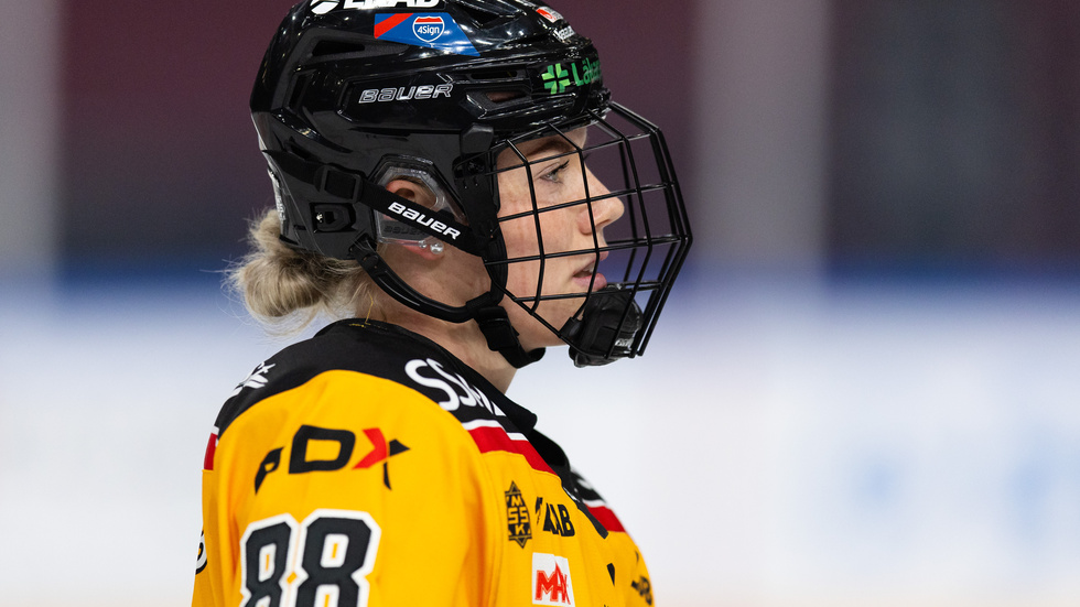 Ronja Savolainen tänker på sin nära vän Sanni Hakala som tvingas sluta med ishockey efter sin olyckliga skada som gjort henne förlamad från börstet och nedåt.