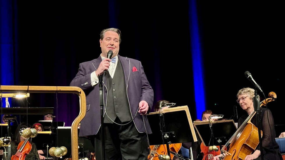 Mattias Enn jobbade hårt som sångsolist, konferencier och recitatör och blåste nästan håret av folk på de främre bänkraderna med sin tolkning av "O helga natt".
