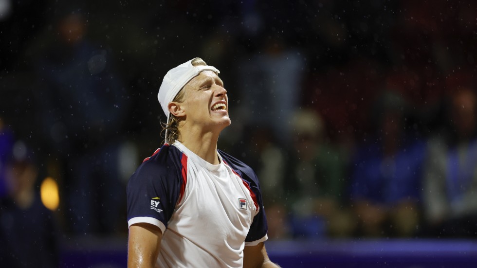 Leo Borg när det just börjat regna på centrecourten i Båstad vid 22.30-tiden, medan Borg kämpade för att hålla liv i matchen mot argentinaren Federico Coria.
