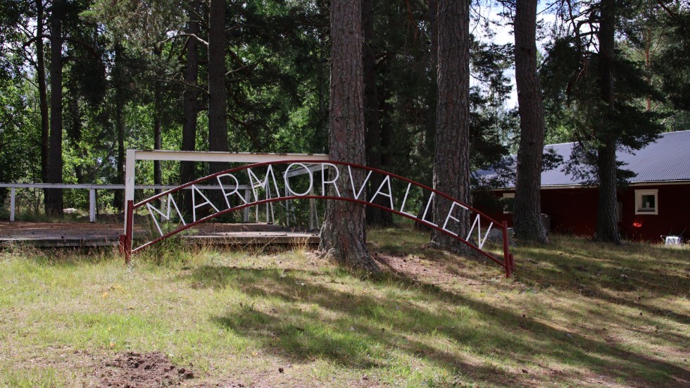 Namnet på idrottsplatsen vittnar om tiden då den rosa och bruna Harbonäsmarmorn bröts i trakten en bra bit in på 1950-talet.