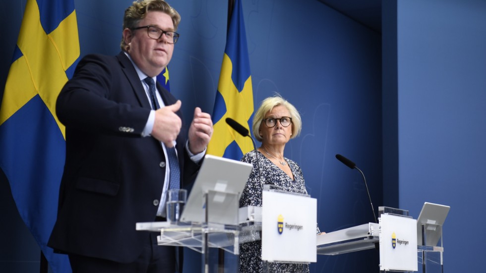 Justitieminister Gunnar Strömmer (M) och utredaren, riksåklagare Petra Lundh, presenterar riktlinjerna för den nya brottsbalksutredningen.