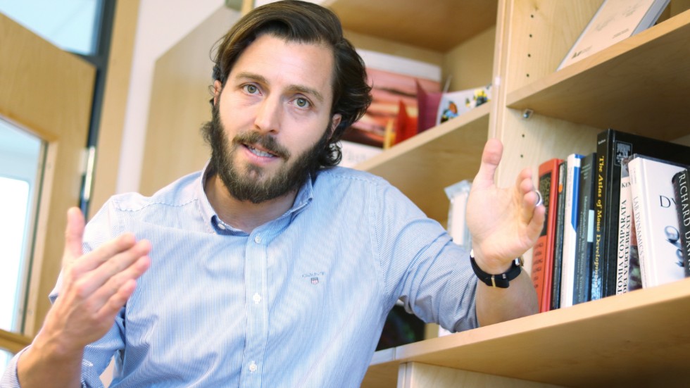 "Det blir märkligt för mig att jag inte får donera blod för att jag inte förstår deras frågeformulär när jag har forskat om stamcellerna i blodet. Jag har respekt för deras arbete, men man kan väl säga att jag i alla fall vet hur blod fungerar", säger molekylärbiologen Claudio Cantú, som forskar om cancer vid Linköpings universitet.