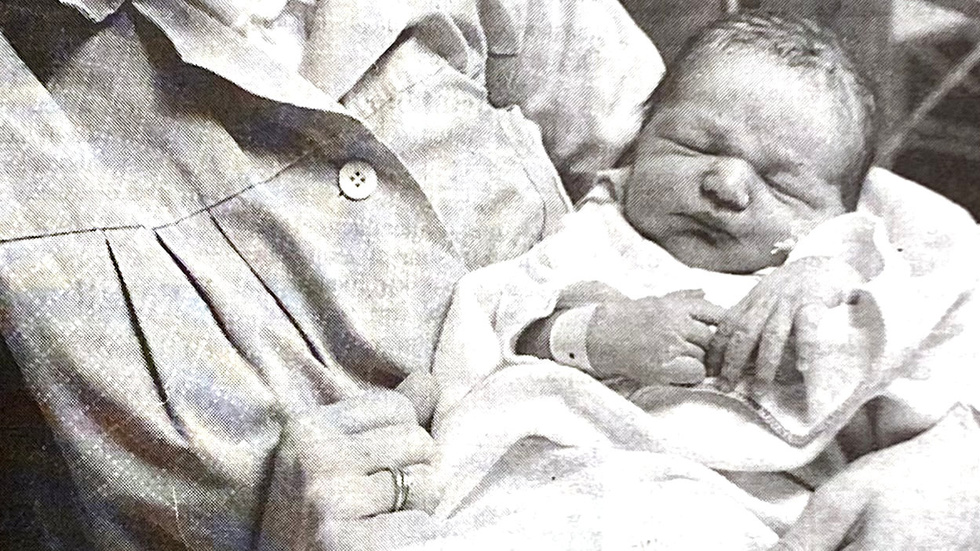 Årets förstfödde 1994, Viktor Norén med mamma Gunilla Norén.