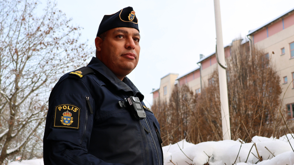 Richard Hedström, områdespolis i Enköping-Håbo, menar att det finns anledning för polisen att vara självkritiska efter att Enköpingsbarn sögs upp i höstens våldsvåg. "Man måste vara självkritisk och fråga vad vi kan göra annorlunda när barn hamnar i grov brottslighet", säger han. 