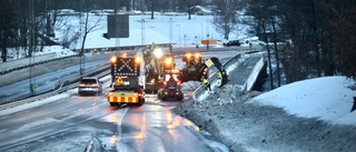 Ett körfält spärrades av efter läcka på Riksvägen