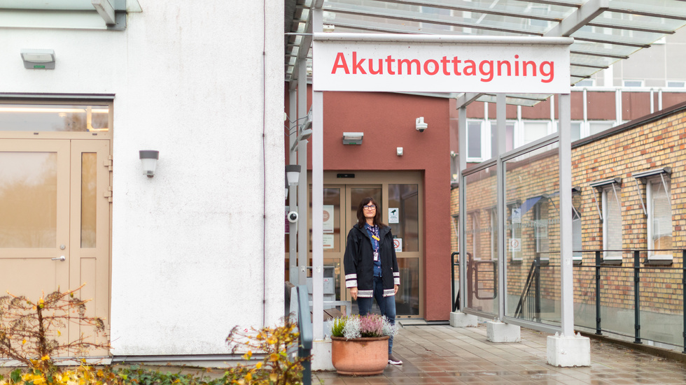 Maria Lindqvist står utanför akutens entré. Hon är verksamhetschef för akutvård och
beredskapssamordnare på Lasarettet i Enköping.