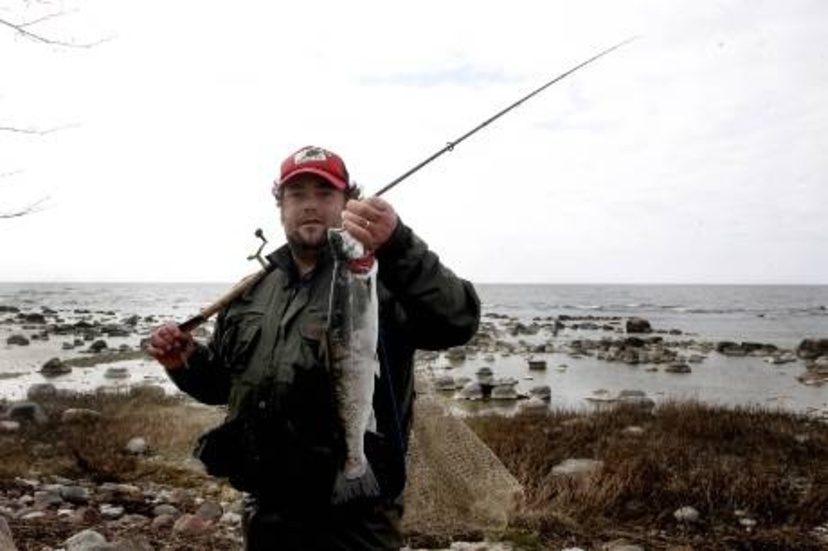 Magnus Svensson med fångst. Snygg och spöfångad havsöring vid stranden utanför Chokladvillan på Norderstrand.