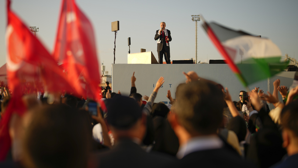 Turkiets president Recep Tayyip Erdogan talar under en propalestinsk demonstration i Istanbul på lördagen.