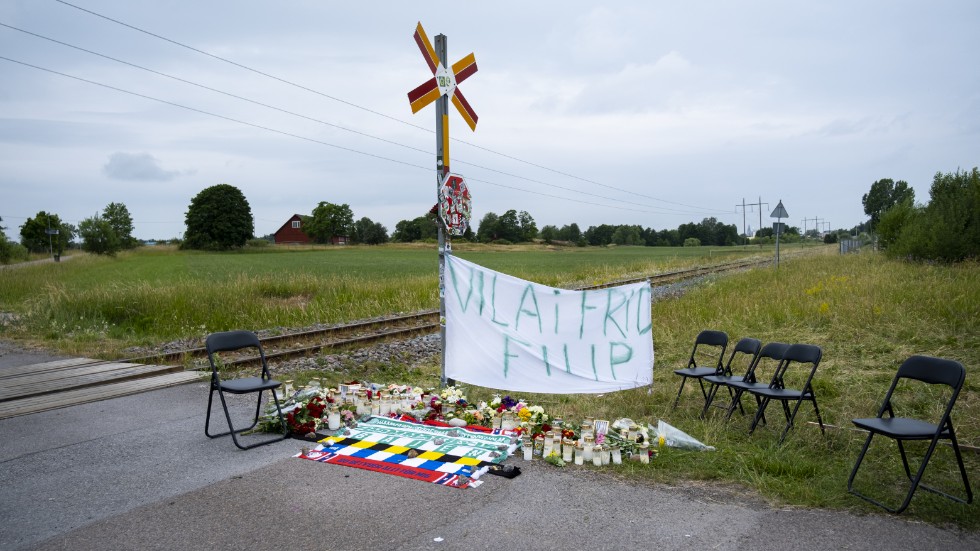 En minnesplats har skapats där den tragiska dödsolyckan inträffade i förra veckan. Nu sänker Trafikverkets tågens hastighet förbi platsen.