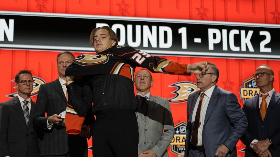 Leo Carlsson valdes som nummer två i NHL-draften av Anaheim Ducks. Arkivbild.
