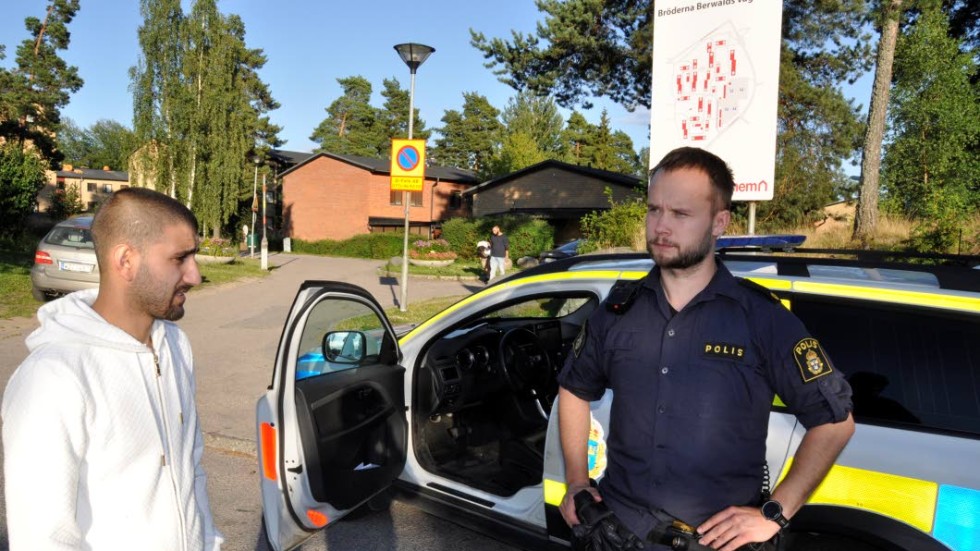 Dialog. Om ungdomar i Gottsunda uppfattat ett polisingripande som felaktigt kan Effekto vara en hjälp i de fortsatta kontakterna med ungdomarna, anser Jonathan Oja vid Uppsalapolisen. På bilden syns han tillsammans med Raoaz Majid vid Effekto.