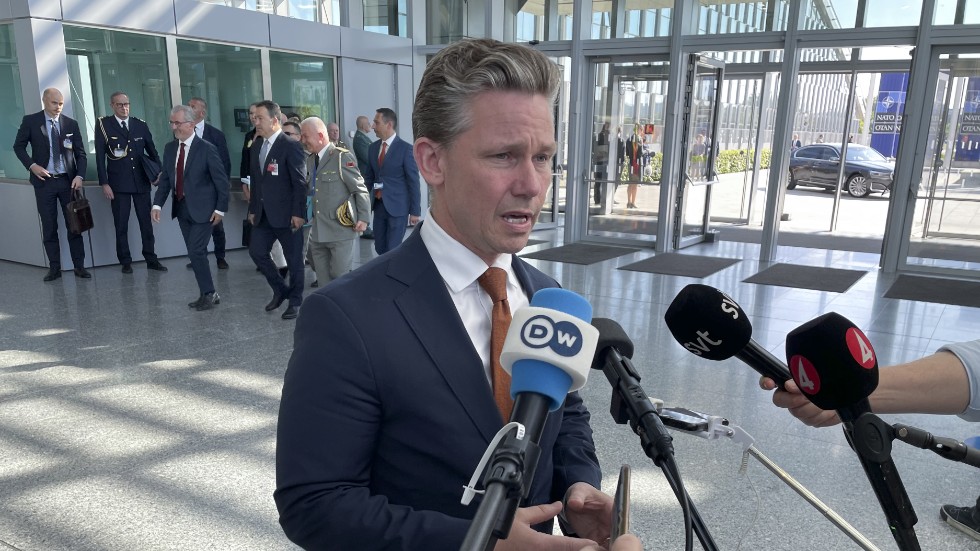Försvarsminister Pål Jonson på väg in till Natos försvarsministermöte i Bryssel. Arkivbild.