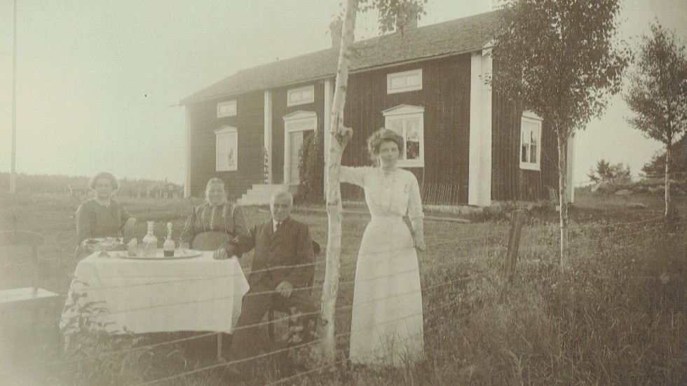 Fikapaus på Ankarskatan i Piteå i början av 1900-talet. (Arkivbild)