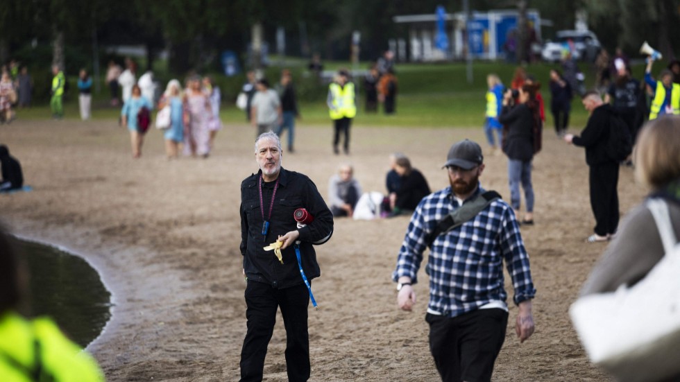 Fotografen Spencer Tunick förbereder sin fotosession på stranden i Kuopio i Finland.