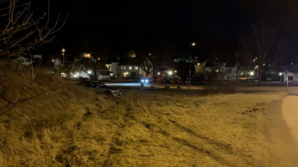 Föraren tappade kontrollen över bilen på Östra Ringvägen i Gamleby. Bilen gick av vägen, men kunde ha kolliderat både med en mötande bil och en fotgängare.