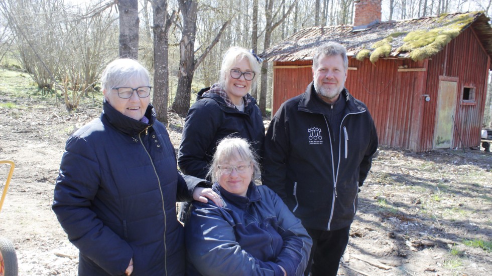 Ros-Britt Hagelin Blom (hustru till bortgångne Ragnar Blom) tillsammans med barnen Pia Blom Hagelin, Lena Blom och Per Blom. Saknades vid loppisen gjorde dottern Hanna Hagelin. 