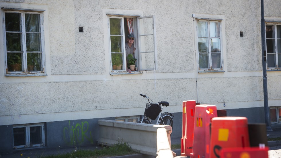 Fastighetsägare Lorenz Broman på Södra Bangårdsgatan i Nyköping har en byggarbetsplats utanför fönstret. Damm och buller är vardag och nu ska det sprängas. 