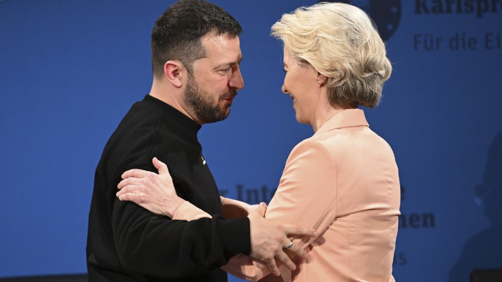 Ukrainas president Volodymyr Zelenskyj och EU-kommissionens ledare Ursula von der Leyen omfamnar varandra under en ceremoni i tyska Aachen där han tilldelas det prestigefyllda Karlspriset.