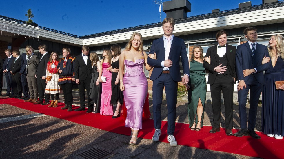 Trivdes på röda mayttan. Hilda Karlsson med kavaljeren Johannes Lerman