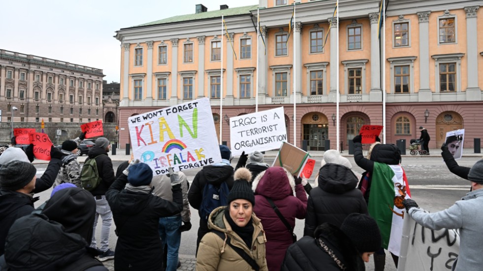 Demonstration utanför utrikesdepartementet i Stockholm i januari med krav om hårdare tag mot det iranska Revolutionsgardet. Arkivbild.