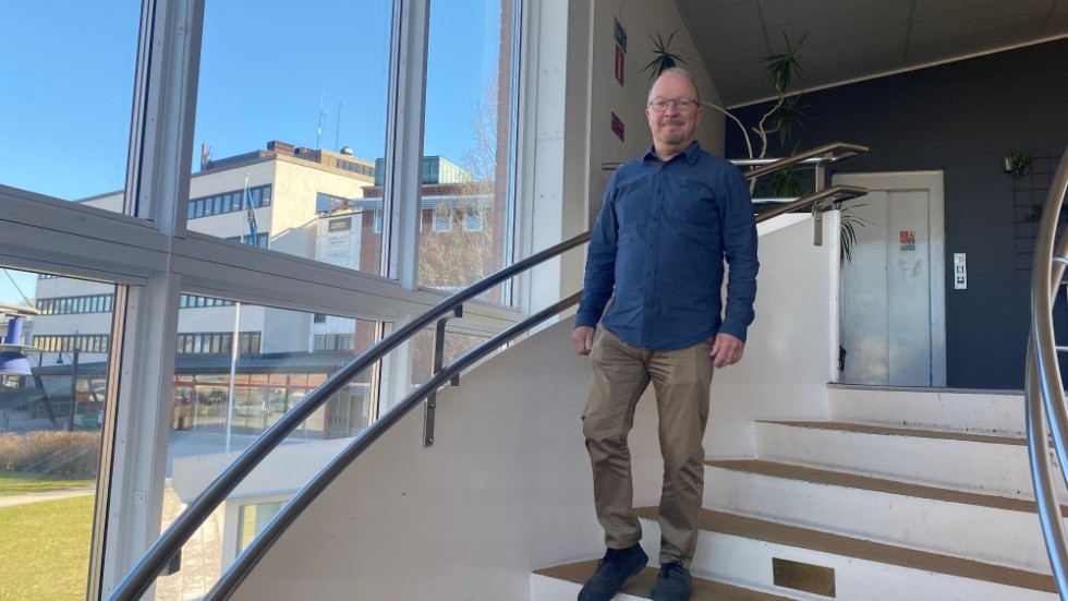 "Vi har en jättefin skola med fantastiska medarbetare och gott rykte. Jag känner att jag har levererat och bidragit, då kan jag lämna över till någon annan som kan fortsätta utvecklingen", säger rektor och ägare Hannu Husa, som nu har sålt bolaget vidare.