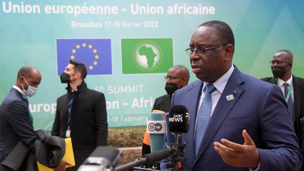 Senegals president Macky Sall pratar med pressen på väg in till torsdagens toppmöte mellan EU och Afrikanska unionen i Bryssel.