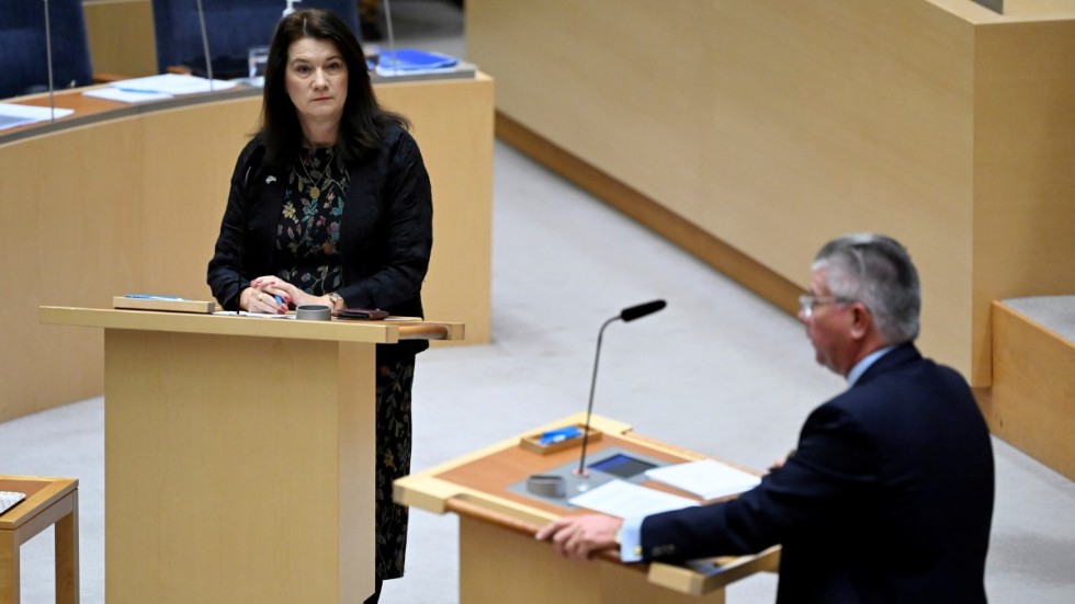 Utrikesminister Ann Linde (S) och Hans Wallmark (M) under den utrikespolitiska debatten i riksdagen.