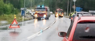 Bil voltade i korsning – en förd med ambulans till sjukhus