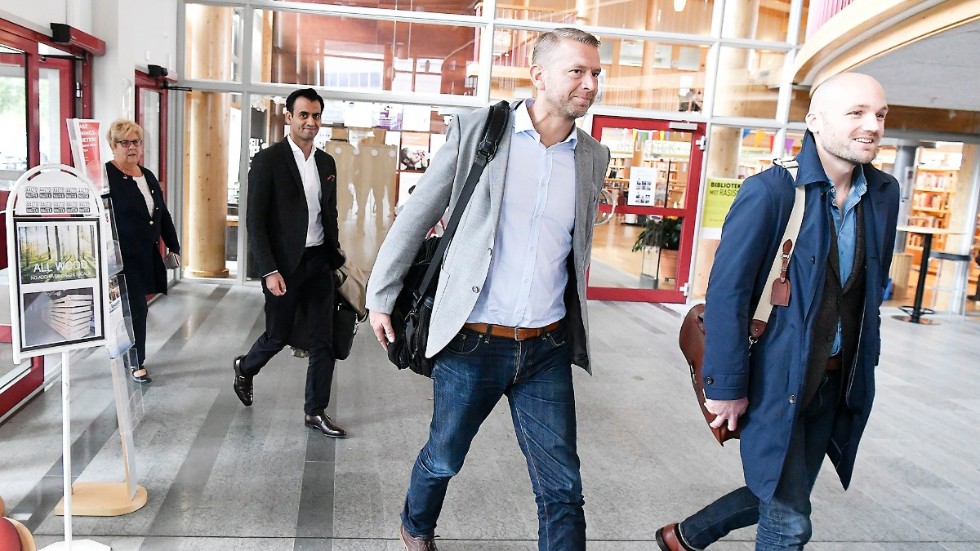 Jesper Wigardt, kommunikationschef, Peter Carlsson, vd, och Emad Zand, projektchef vid Northvolt får vänta en vecka till på mark- och miljödomstolens dom