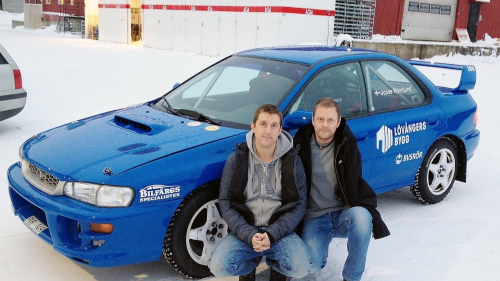 RALLYPREMIÄR. Jonas Rönnlund, t v, och Rickard Normark drar igång rallysäsongen i en ny kärra i 4WD.