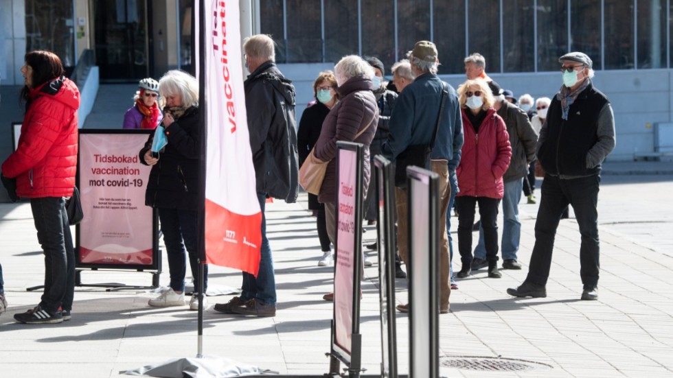 Vaccinationskö utanför mässan i Älvsjö i april, när lokalerna användes som massvaccinationscenter i Stockholm förra gången.