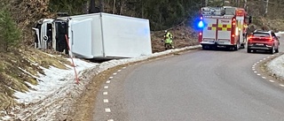 En person till sjukhus efter lastbilsolycka • Stora störningar i trafiken • Fordonet läcker diesel