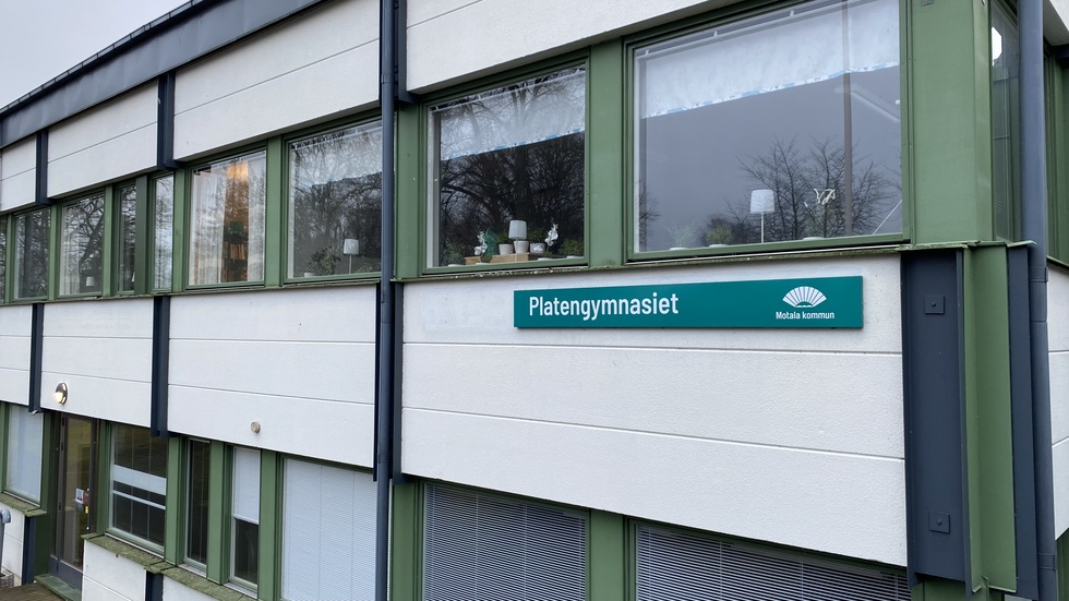 I konflikten mellan politiker och tjänstepersoner när det gäller beslutet om nedläggning av lokala idrottsprogrammen i Motala finns det flera syndabockar.