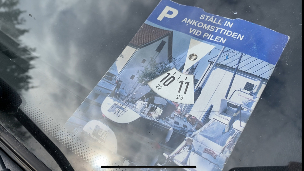 Parkeringsskivan var felaktigt inställd, därför fick kvinnan parkeringsböter. Bilden är tagen i ett annat sammanhang.