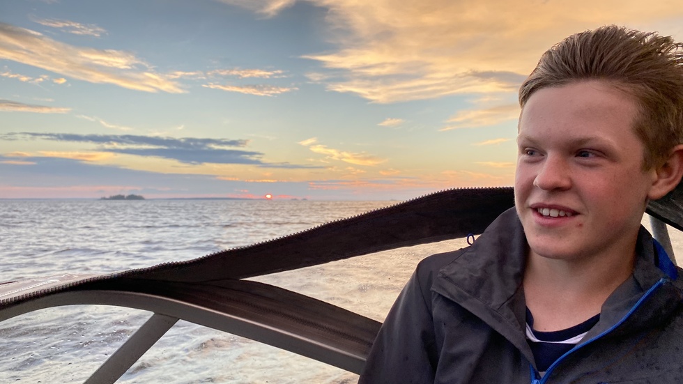 Nils Sundström, 18 år från Brändön, var en av de tre pojkar som omkom i den svåra bilolyckan längs Brändövägen, natten till söndag. "Nils kom alltid hem men det gjorde han inte nu", säger pappan Daniel Sundström, 46 år, känd företagare i Brändön. 