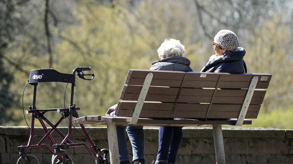 Svenska kvinnor som går i pension hamnar i inte bara i en sämre ekonomisk situation än männen, de halkar också efter i en nordisk jämförelse. Arkivbild.