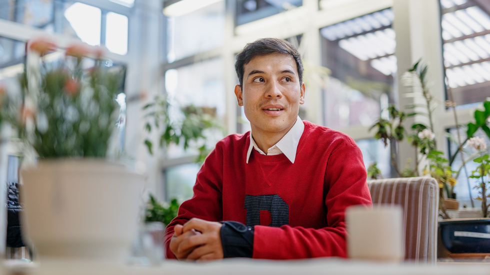 Basir Zamani tycker mycket om att jobba i hemtjänsten och vidareutbildar sig just nu till undersköterska.  