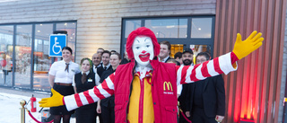 Rusning när McDonalds öppnade – kommunalrådet dansade in