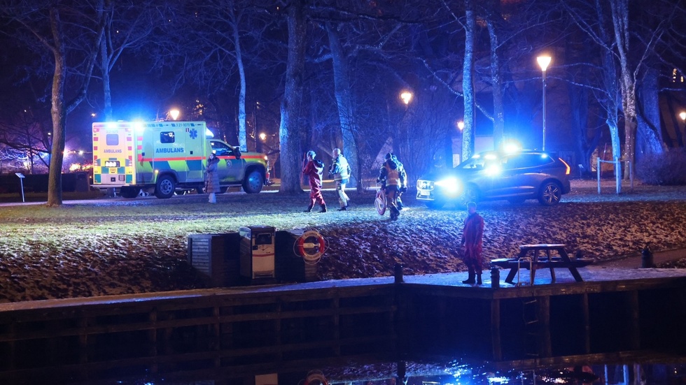 Två personer hamnade i Fyrisån natten mot lördag.