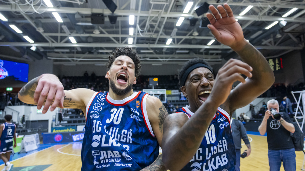 Brandon Johns Jr och De'Monte Buckingham har all anledning att fira efter en ny seger för BC Luleå.