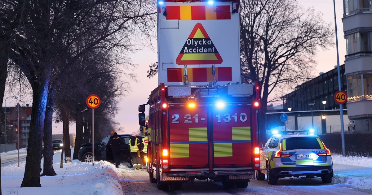 Kvinna körde in i träd - väg stängdes av