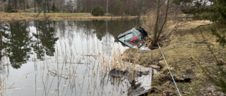 Bil körde ner i vattendrag – en person till sjukhus