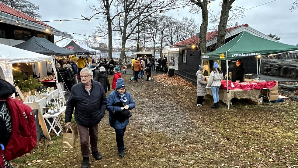 19 utställare lockade besökare till roddklubbens tredje julmarknad.