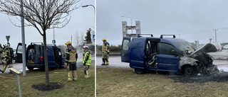 Skåpbil i lågor – mitt i rondell